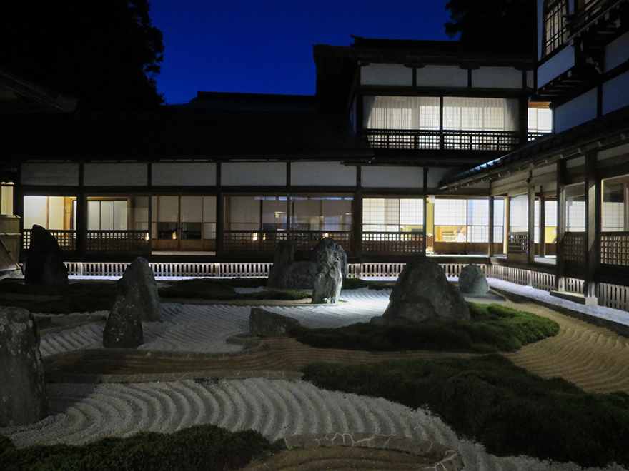 Zen garden at Fukuchiin shukubo at night