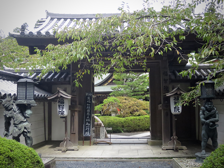 Fukuchiin monastery shukubo entrance gate
