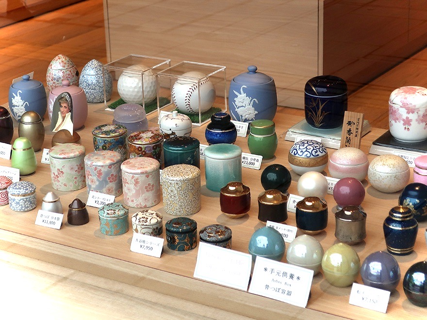 Ashes urns for sale in Inari-cho