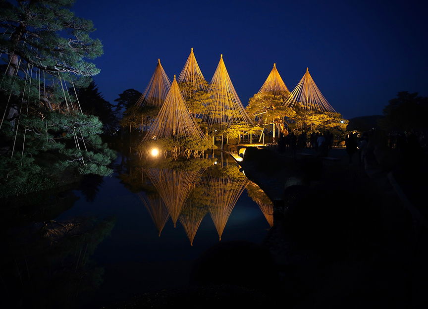 ジュンギュ ラキドロ ナイトガーデン 本国 Gold-leafed ice cream, a samurai neighborhood, and a legendary