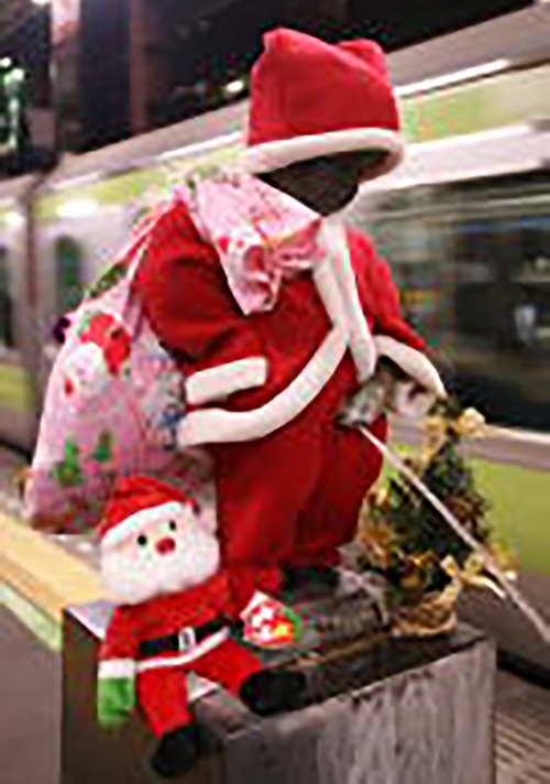 Peeing statue in Santa costume