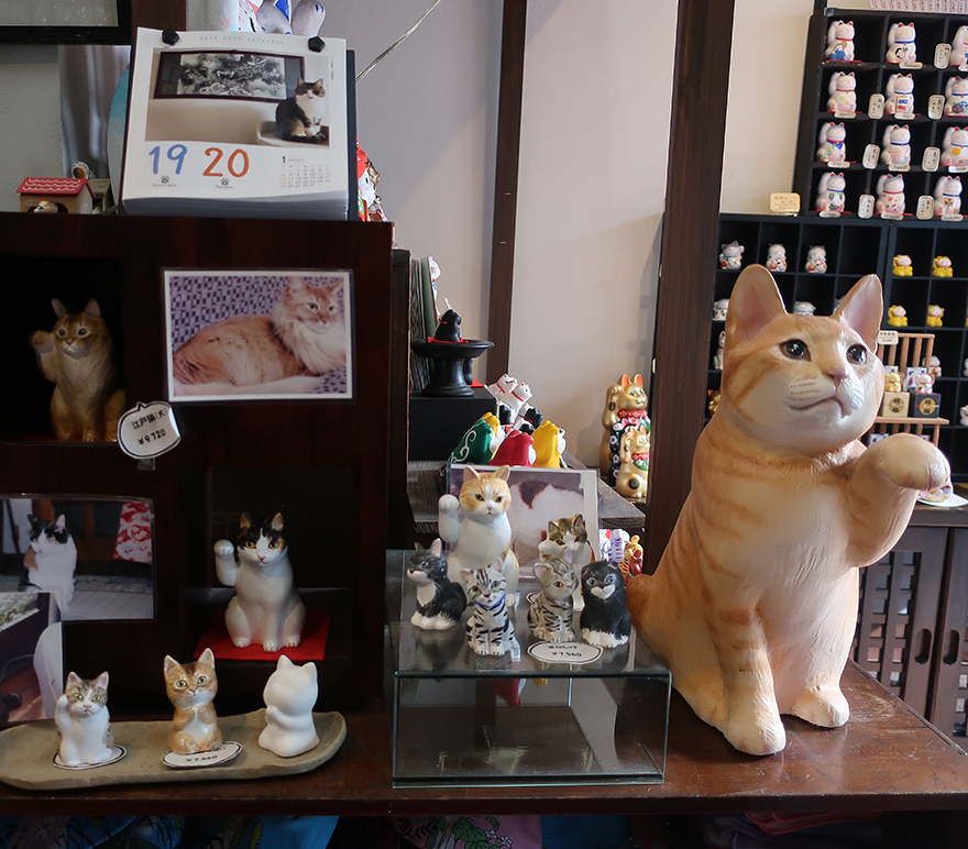 Custom painted maneki neko cat portraits at Yanaka Nekoemon