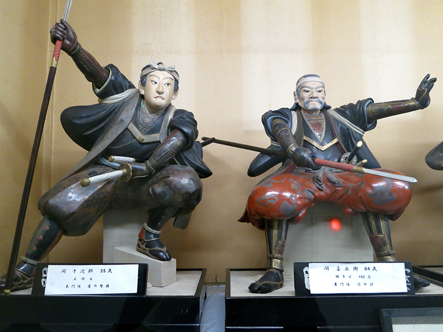Wooden carvings of two of the 47 ronin