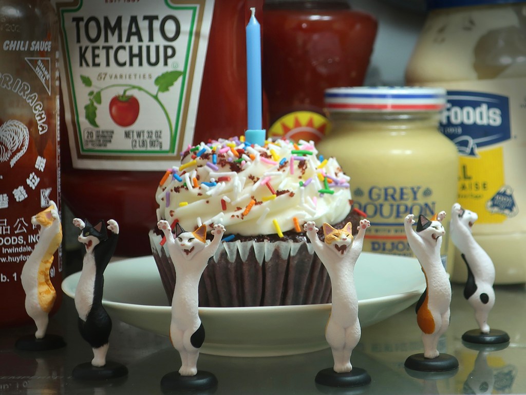 Photo of Attack Cats gachapon protecting cupcake in refrigerator