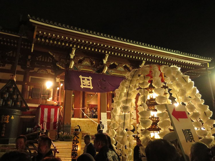 Pagoda being blessed at Ikegami Honmon-ji temple in Tokyo at the Oeshiki Ikegami festival