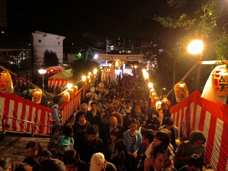 Photo of crowd streaming in the gate at Ikegami Honmon-ji temple in Tokyo at the Oeshiki Ikegami festival