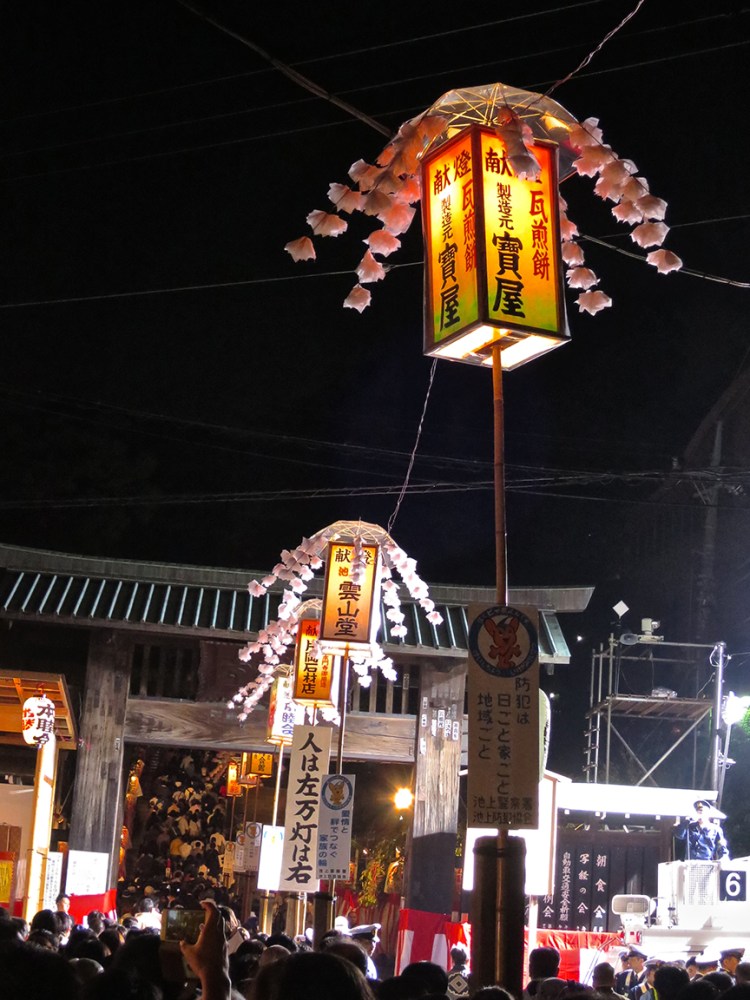 Photo of crowd streaming in the gate at Ikegami Honmon-ji temple in Tokyo at the Oeshiki Ikegami festival
