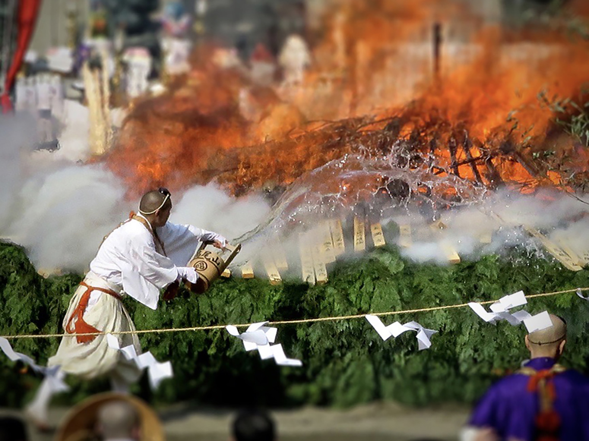 Let's walk across red-hot burning coals! – Japanagram